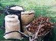 Suché, hnedé a drevnaté materiály pripravené na kompostovanie